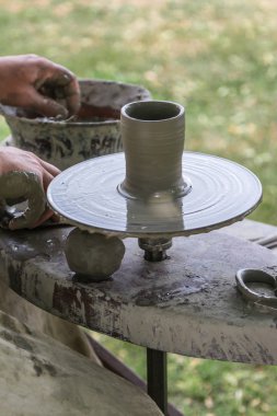 Kil ve pişmiş toprak usta çalışıyor