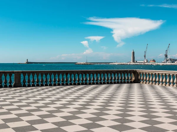 Livorno' s Mascagni terasa, maják a jeřáby v pozadí — Stock fotografie