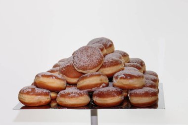 Tatlı Bavyera krem dolgulu çörek tepsisi üzerinde yığını
