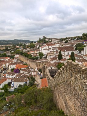Ortaçağ Kalesi, rooftops, evler ve duvarlar Obidos köyünde