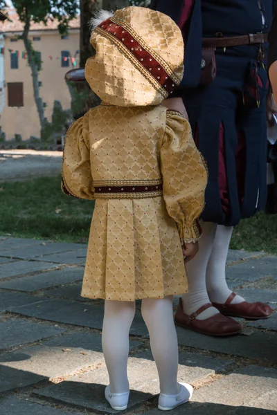 Klein meisje in Golden Uniform met grote hoed tijdens Parade — Stockfoto
