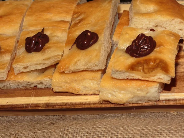 Scheiben italienisches Brot mit Schokoladensauce, süß und herzhaft — Stockfoto