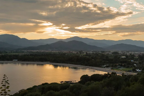 Costa Sardegna con Colline t al tramonto — Foto Stock