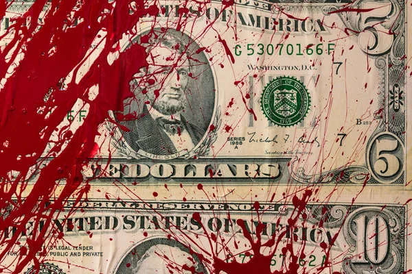 Close-up van Dollar biljet met rode kleur vlek als bloed — Stockfoto