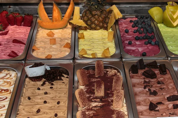 Salon italien de la crème glacée : Assortiment et affichage coloré de Fr — Photo