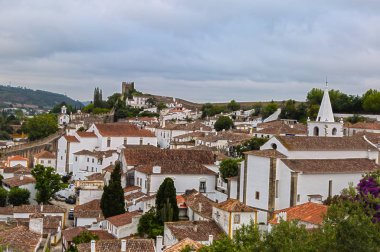 Obidos Ortaçağ Portekizce şehir duvarları görünümünden: çatıları ve