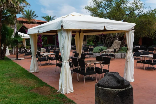 Cadeiras e mesas sob Gazebo com tenda branca — Fotografia de Stock