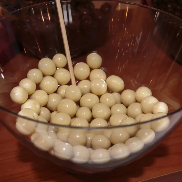 White Chocolate Sugared Almonds inside Glass Bowl — Stock Photo, Image