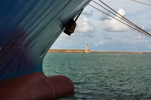 Łuk i liny w Pier, biała latarnia morska w tle w łodzi — Zdjęcie stockowe