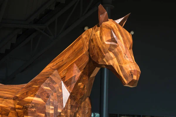 Escultura de madera de caballo: Estatua tallada en madera marrón — Foto de Stock