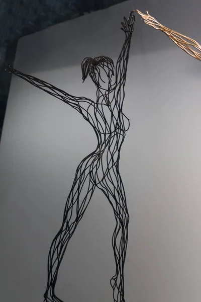 Konstnärligt skapande med gyllene tråd: slingrande kvinnlig kropp begrun — Stockfoto