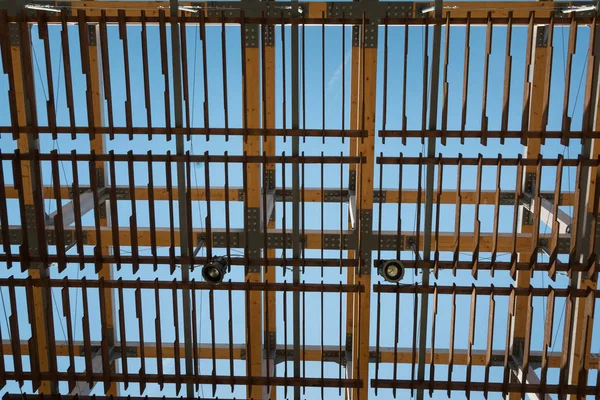 Estrutura de telhado de madeira com lâmpadas e câmeras — Fotografia de Stock