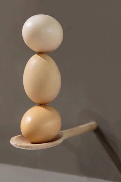 Tres huevos en posición vertical en cuchara de madera — Foto de Stock