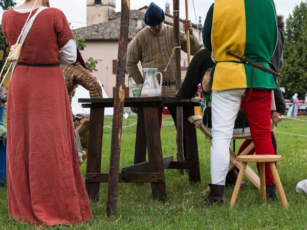 Squires en Dames rond Wodden tafel buiten tijdens de middeleeuwse Ev — Stockfoto