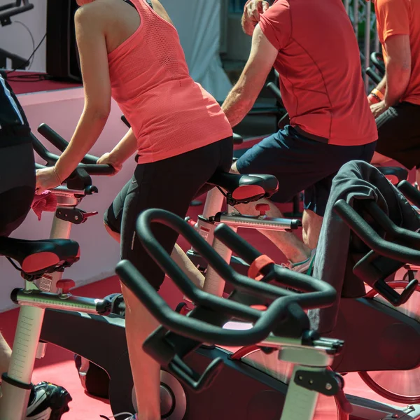 Grupa chłopców i dziewcząt w siłowni: Trening z Spinning rowery — Zdjęcie stockowe