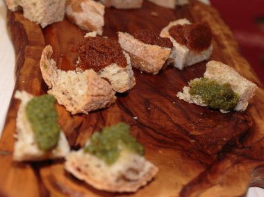 Dilim ekmek Domates ve otlar sosu, İtalyan Snack