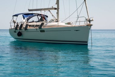 Portre sakin denizde demirlemiş yelkenli'nın yay