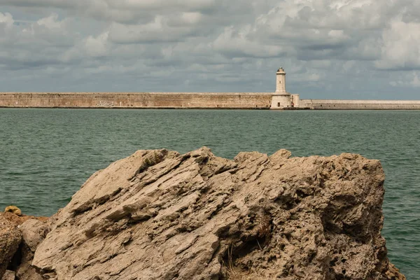 Litoral da Toscana: Torre do Farol Branco, Falésias e Jett de Pedra — Fotografia de Stock