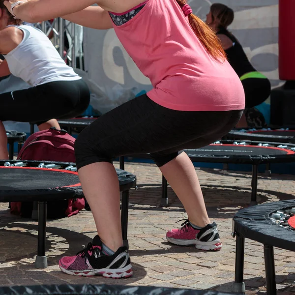 Mini treino de trampolim: Menina fazendo exercício de fitness na aula em — Fotografia de Stock