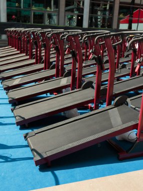 Doğrultusunda Modern koşu bandı grubu