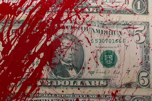 Close-up van Dollar biljet met rode kleur vlek als bloed — Stockfoto