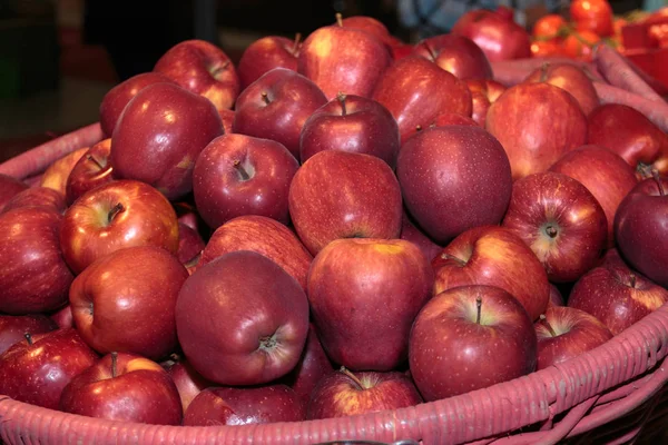 Heap of Red Apples in Wicker Box — Stock Photo, Image