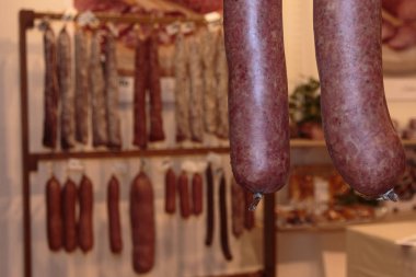 Kasap dükkanı içinde sosis closeup ve et çeşitliliği
