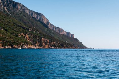 Sardunya kıyı şeridi: Kayalar ve kayalıklarla deniz, İtalya