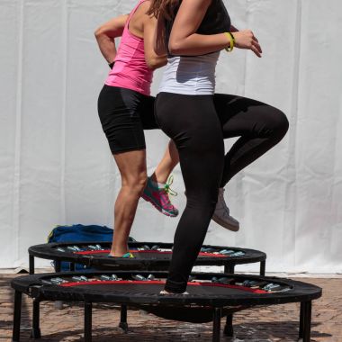 Mini trambolin egzersiz: Fitness Egzersiz sınıfta kız