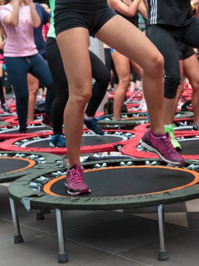 Mini trambolin egzersiz: Fitness Egzersiz sınıfta kız