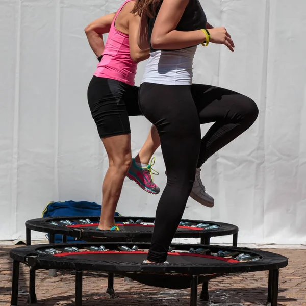 Mini trambolin egzersiz: Fitness Egzersiz sınıfta kız