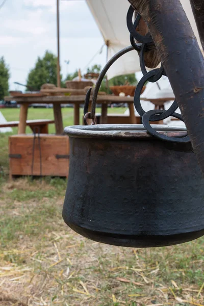 Svart Pettle hängde på trädstam — Stockfoto