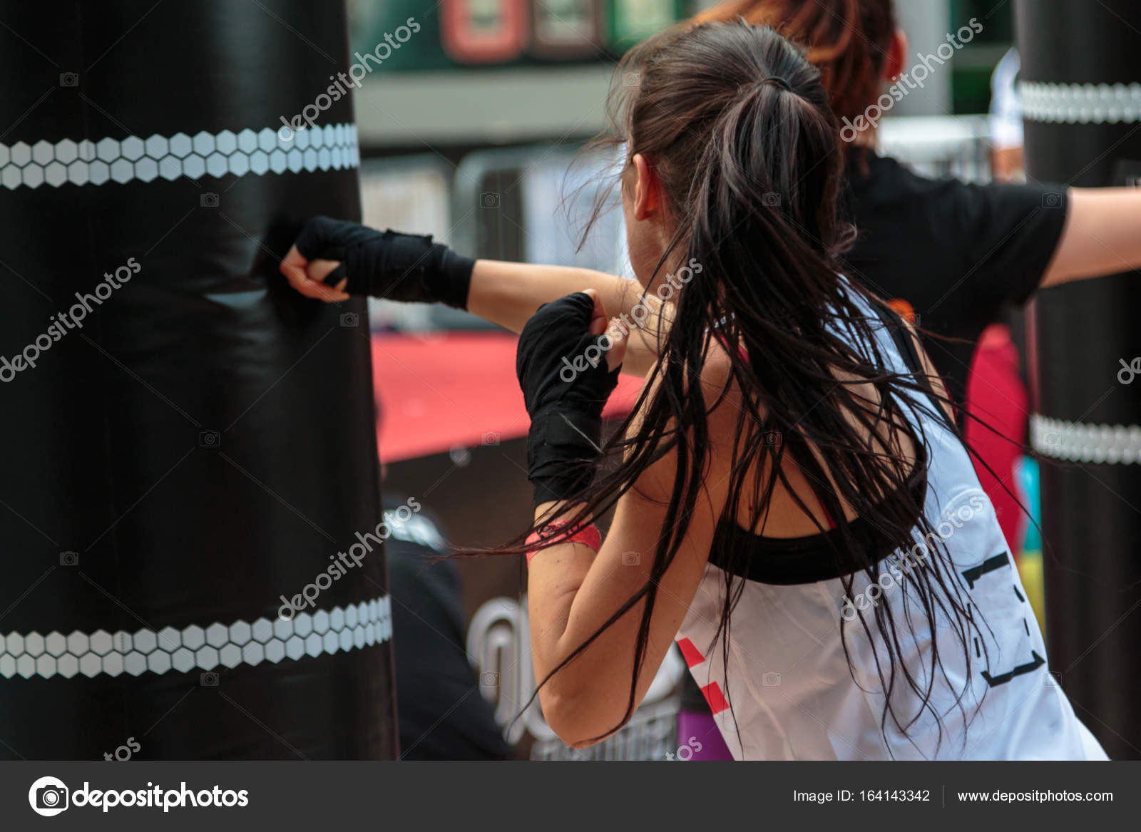 Янг девушка. Женский бокс. Женский бокс фото. Боксирующая женщина со спины. Топы фитнес с боксёрской спиной.