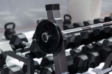Çelik diskleri ve barbell içinde jimnastik salonu: ağırlık Fitness Ekipmanları