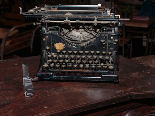Černé retro psací stroj: Pohled zepředu — Stock fotografie