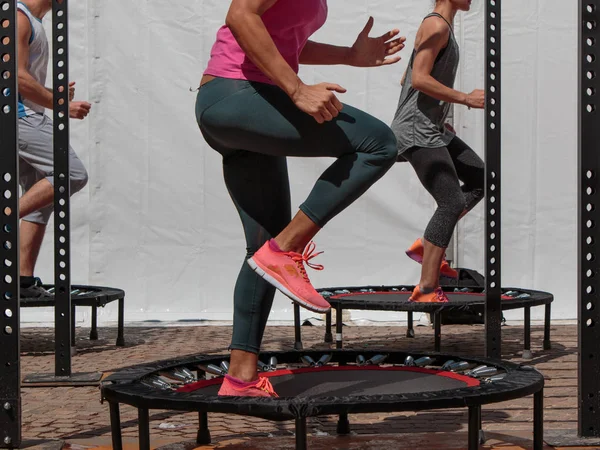 Mini treino de trampolim: Menina fazendo exercício de fitness na aula em — Fotografia de Stock