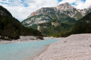 Arka plan beyaz saf su ve dağların zirveleri ile Stream