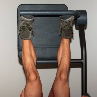 Adamın baldır kaslarında: Closeup görünüm sırasında bacak basın çalışmaları