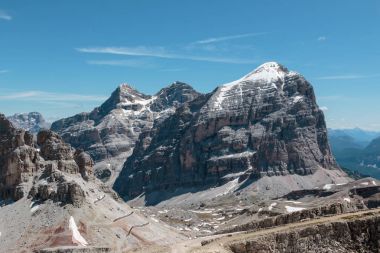 İtalyan Dolomites Alpler'de buzulların ile çorak kayalık dağ