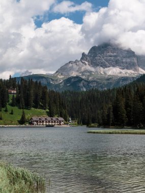 Misurina Gölü: İtalyan Dolomites Alpleri sahne