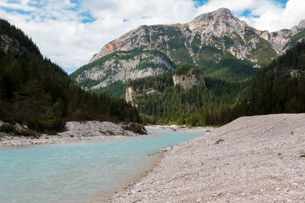 Arka plan beyaz saf su ve dağların zirveleri ile Stream