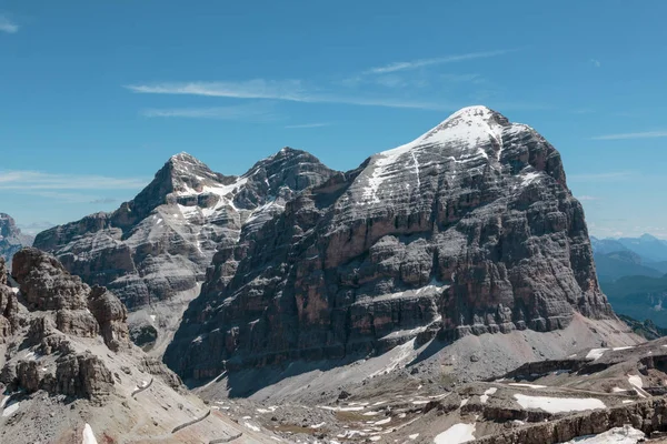 Pusté skalnaté horské s ledovci v Alpách italské Dolomity v — Stock fotografie