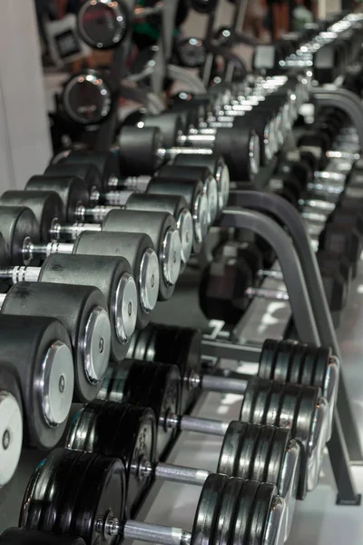 Manubri in acciaio e nero in palestra: attrezzature per il fitness con pesi — Foto Stock