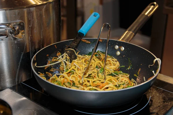 Siyah Pan içinde İtalyan makarna pişirme