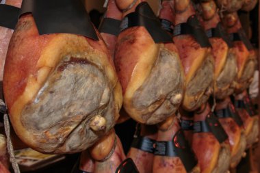 Atölye ham Parma ham bacaklar asılı