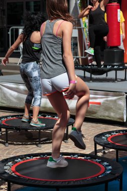 Mini trambolin egzersiz: Fitness Egzersiz sınıfta kız