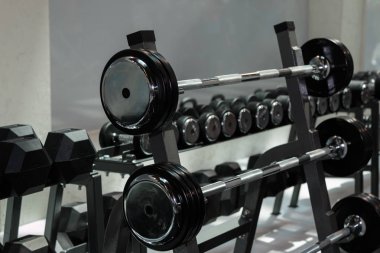 Çelik diskleri ve barbell içinde jimnastik salonu: ağırlık Fitness Ekipmanları