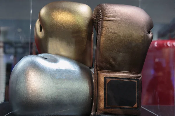 Boxhandschuhe aus Gold, Silber und Bronze — Stockfoto