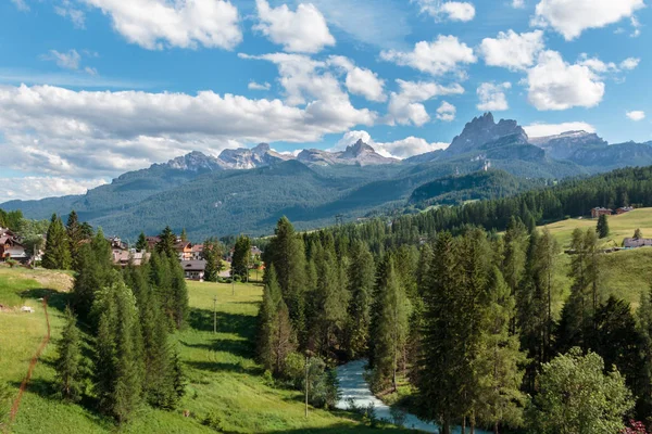 Pajiștea verde și casele tipice printre peisajele munților din Summe — Fotografie, imagine de stoc