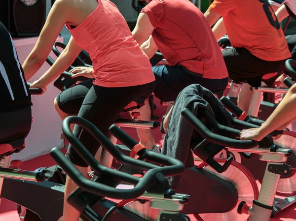 Gruppo di ragazzi e ragazze in palestra: Allenamento con Spinning Bikes — Foto Stock